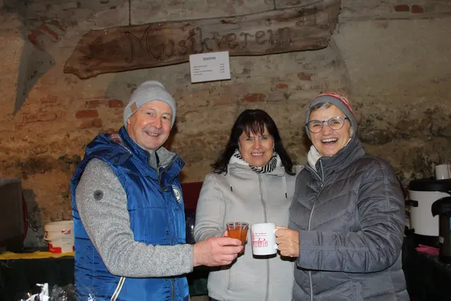 Gute Stimmung beim Stand des Musikvereins Waldhausen. | Foto: MeinBezirk Perg/Köck