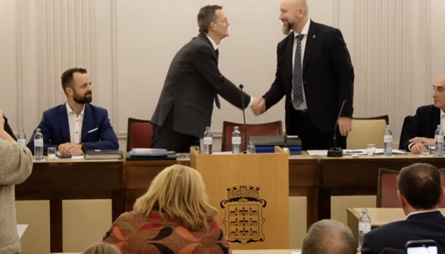 Vize Marcus Berlosnig gratuliert Peter Teix (ÖVP) zur Wahl zum Bürgermeister. | Foto: Screenshot MeinBezirk