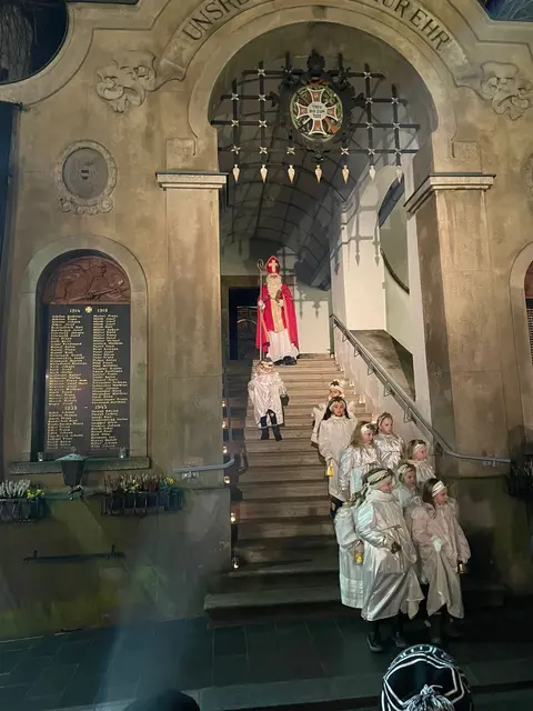 ...am Haupteingang der Kirche. | Foto: Günther Koch