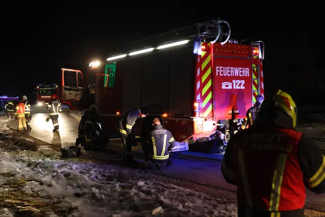 Elf Feuerwehren standen am Freitagabend bis weit in die Nachtstunden hinein bei einem Brand einer Jagdhütte am Ramsauer Größtenberg im Gemeindegebiet von Molln im Einsatz. | Foto: laumat.at/Matthias Lauber