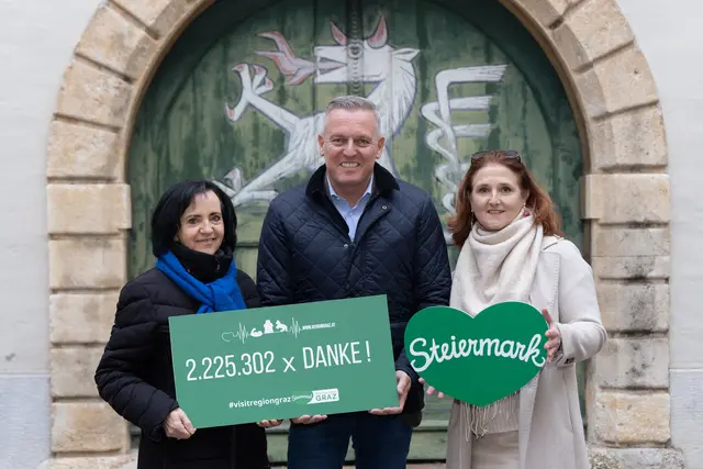Freuen sich über ein erfolgreiches Tourismus-Jahr: Sylvia Loidolt (Vorsitzende Erlebnisregion Graz), Landeshauptmann Mario Kunasek, Susanne Haubenhofer (Geschäftsführerin Erlebnisregion Graz)

 | Foto: Region Graz – Harry Schiffer