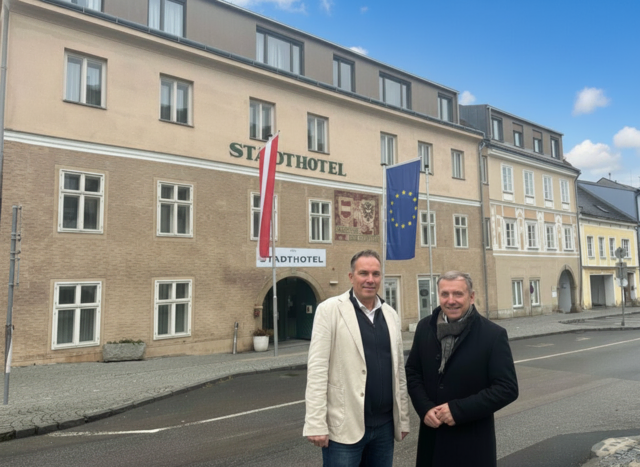 Jürgen Schuster mit Bürgermeister Josef Ramharter vor dem Stadthotel in Waidhofen/Thaya | Foto:  ABH