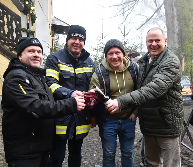von li: Die Gastgeber: Michael Pilz (Waxenberg Aktiv), Markus Pichler (FF Waxenberg) und Maximilian Dachs (Sportunion) mit Bürgermeister der Marktgemeinde Oberneukirchen-Waxenberg-Traberg, Josef Rathgeb  | Foto: Erika Ganglberger