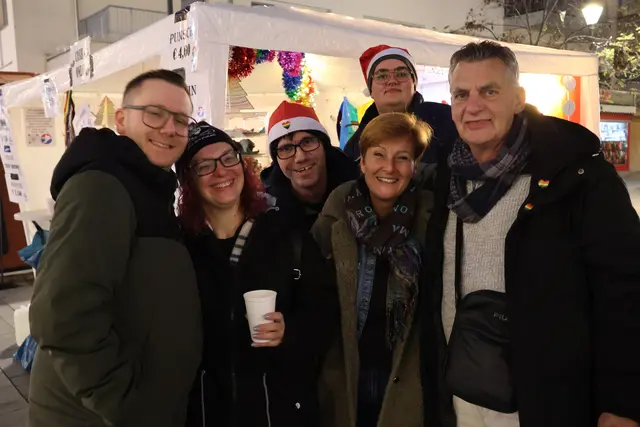 Der Punschstamd lockte zahlreiche Besucher an. | Foto: Schauer