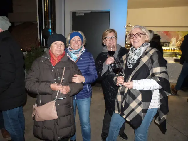 Weihnachtszauber am Weingut: Zwischen Lichterketten, Glühwein und Musik strömten hunderte Besucherinnen und Besucher durch den Hof. | Foto: Vanessa Wittmann