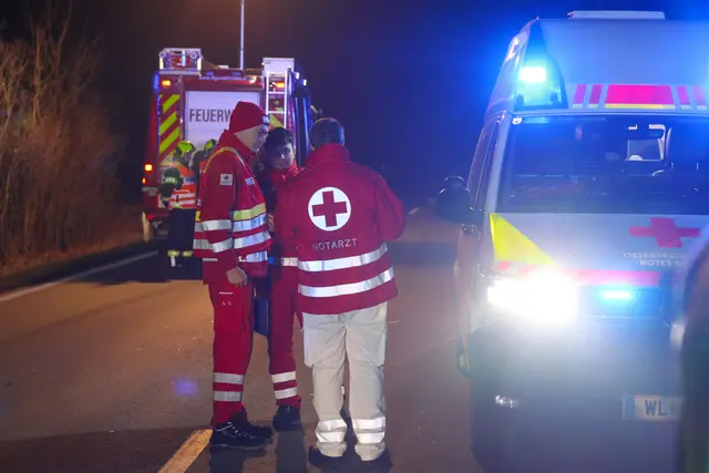 Auf der B1 in Gunskirchen kommt ein Ford am 5. Dezember von der Straße ab, fährt über die Böschung und überschlägt sich, bevor es gegen einen Baum prallt. | Foto: laumat.at