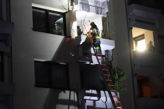 Die Feuerwehr wurde in der Nacht auf Samstag, 6. Dezember 2025, zu einem Balkonbrand bei einem Mehrparteienwohnhaus im Welser Stadtteil Lichtenegg gerufen. | Foto: laumat.at/Matthias Lauber