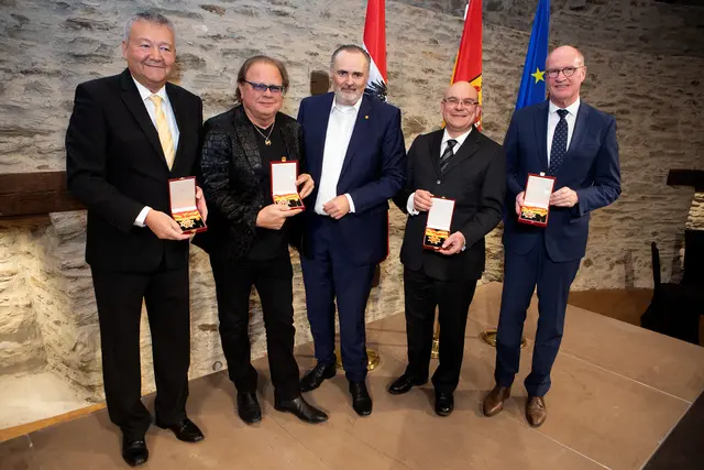 Komturkreuz des Landes Burgenland verliehen:  Unternehmer Bernhard Loidl, Musiker Ewald Pfleger, Landeshauptmann Hans Peter Doskozil, Künstler Wolfgang Horvath und Mediziner Andreas Dietz | Foto: Landesmedienservice/Fenz