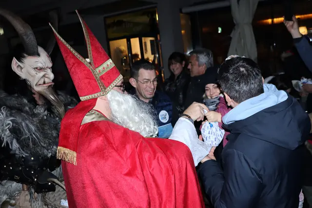 Jedes Kind wurde mit einem Packerl beteilt | Foto: Gerhard Langmann
