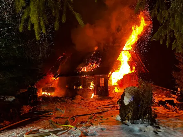 Brand einer Jagdhütte in Molln – Großeinsatz für 120 Feuerwehrkräfte
 | Foto: TEAM FOTOKERSCHI / FEUERWEHR KLAUS