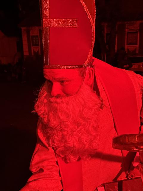 Nikolaus verteilt Geschenke | Foto: Lena Ferstl