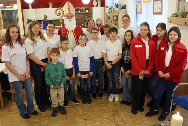 Sie verbreiteten viel Freude im Seniorenhaus: Nikolaus und die Jugendrotkreuzler | Foto: Gerhard Langmann