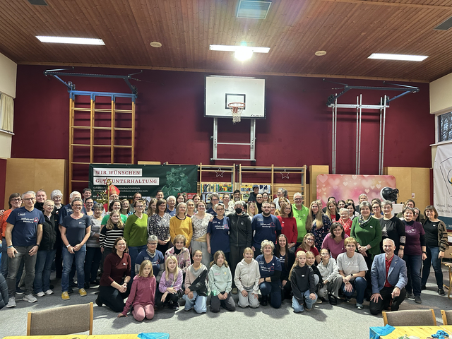 Viele Freiwillige unterstützen die Produktion spezieller Kleidung für Frühchen und Sternenkinder. | Foto: Jana Zuser