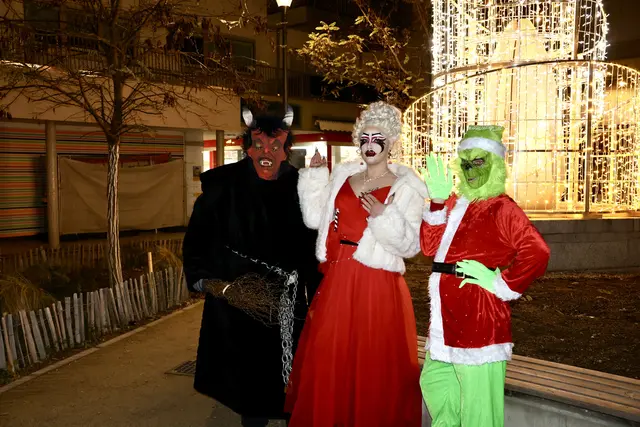 Kampus, Drag-"Nikoläusin" und Grinch: Der queere Punschstand lockte nicht nur mit warmen Getränken. | Foto: Schauer