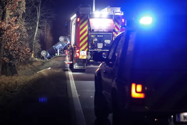 Auf der B1 in Gunskirchen kommt ein Ford am 5. Dezember von der Straße ab, fährt über die Böschung und überschlägt sich, bevor es gegen einen Baum prallt. | Foto: laumat.at