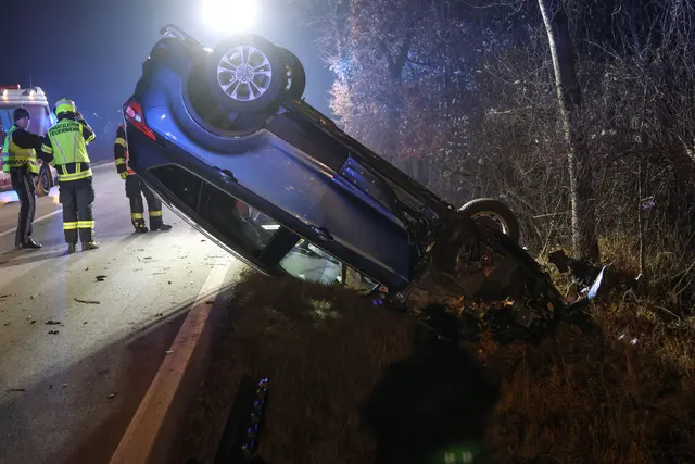 Auf der B1 in Gunskirchen kommt ein Ford am 5. Dezember von der Straße ab, fährt über die Böschung und überschlägt sich, bevor es gegen einen Baum prallt. | Foto: laumat.at