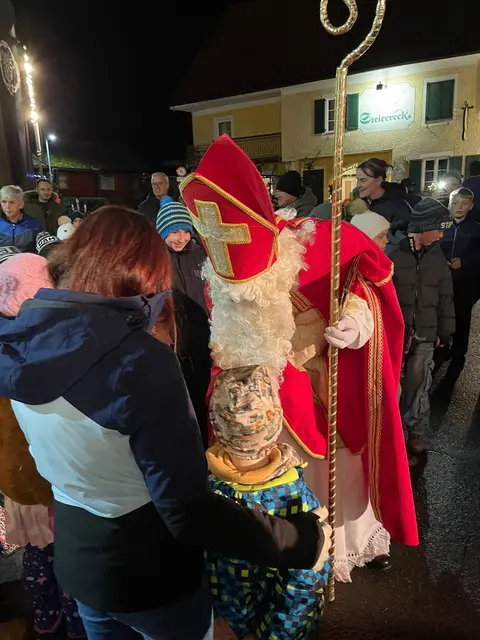 Anschließend verteilte Nikolaus... | Foto: Günther Koch