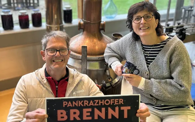 Norbert und Eva Eder machen Werbung für die Veranstaltung "Pankrazhofer brennt". | Foto: Pankrazhofer
