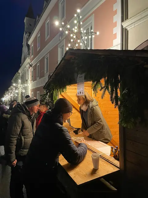 Glühwein, Kinderpunsch und Bier gab's im Angebot der Frauenbewegung. Vielen herzlichen Dank für diese tolle Veranstaltung. | Foto: Günther Koch 