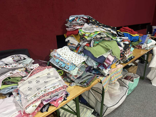 Bunte, weiche Stoffe warten darauf, zu liebevollen Kleidungsstücken verarbeitet zu werden. | Foto: Jana Zuser