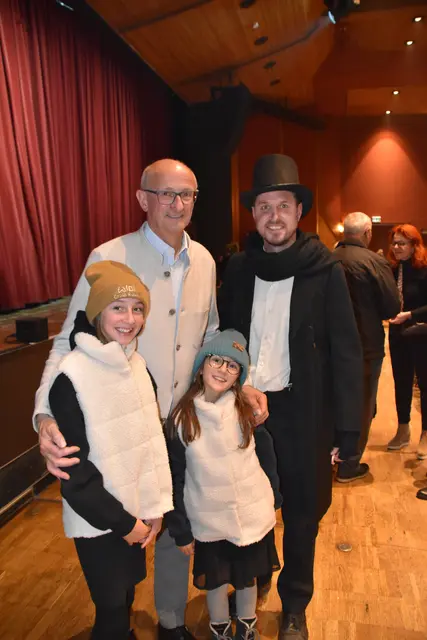 "Totengräber" Bgm. Christian Härting mit Premiere-Gast: Landeshauptmann Anton Mattle mit seinen Enkelinnen Stella und Lea, die ebenso begeistert von dieser Aufführung waren.