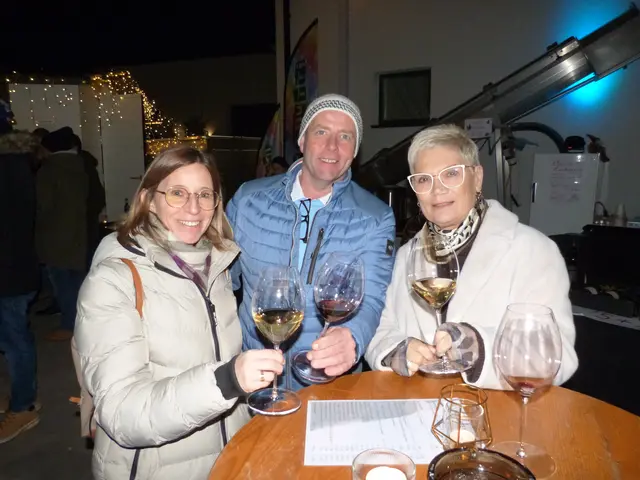 Genuss im Glas: An der Weinbar wurde fleißig verkostet, von spritzig bis heiß und weihnachtlich.  | Foto: Vanessa Wittmann