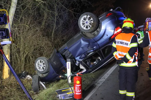 Auf der B1 in Gunskirchen kommt ein Ford am 5. Dezember von der Straße ab, fährt über die Böschung und überschlägt sich, bevor es gegen einen Baum prallt. | Foto: laumat.at