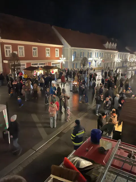 Kurz vor 17:00 Uhr füllte sich der Hauptplatz in Bad Schwanberg... | Foto: Günther Koch