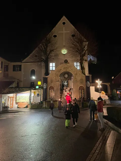 ...wieder in die Kirche zurück,... | Foto: Günther Koch