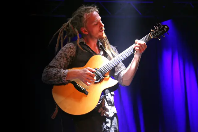 Fingerpicking, Tapping und perkussive Schläge: Parizez demonstriert die Vielschichtigkeit seines Spiels live auf der Bühne.