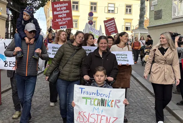 Über 100 Personen gingen Ende Oktober aus Protest gegen fehlende Kapazitäten in der Schulassistenz auf die Straße. Nun wird erneut zum Protestmarsch aufgerufen. | Foto: MeinBezirk/Markus Kropac