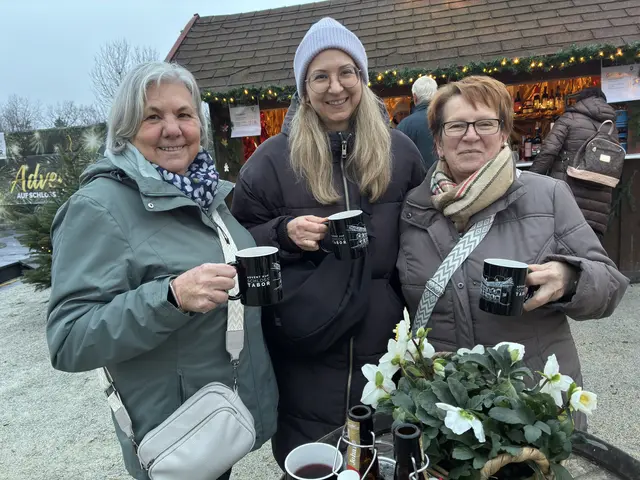 An den Ständen wurde Glühwein und Punsch angeboten. | Foto: Anna Maria Kaufmann