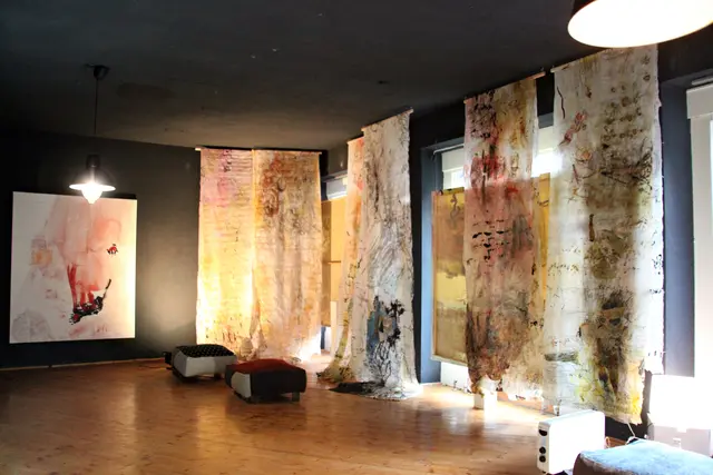 Die großformatigen Arbeiten von Gitti Schneider sind in den ehemaligen Schnittplatz-Räumen installiert und entfalten ihre Wirkung auf Leinwand und Stoffbahnen.