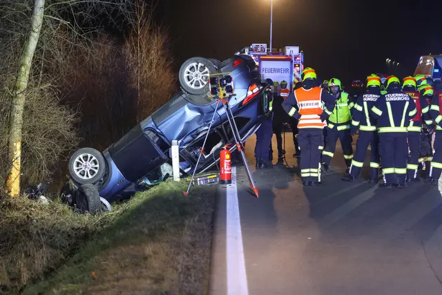 Auf der B1 in Gunskirchen kommt ein Ford am 5. Dezember von der Straße ab, fährt über die Böschung und überschlägt sich, bevor es gegen einen Baum prallt. | Foto: laumat.at