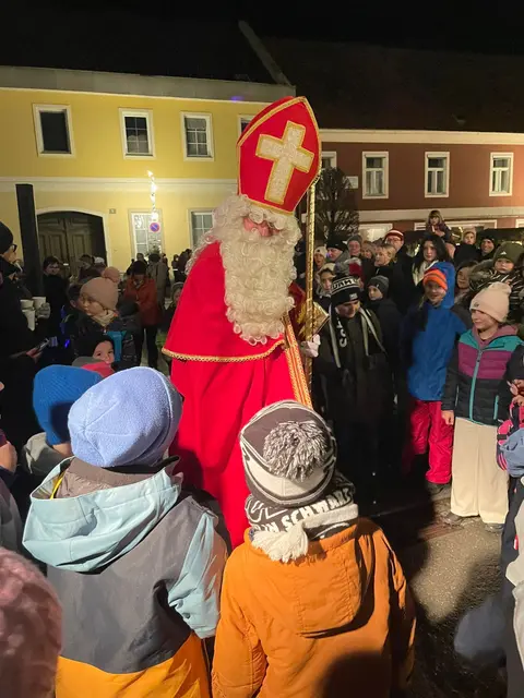 Als Nikolaus alle seine Geschenke verteilt hatte, verabschiedete er sich bei den Kindern... | Foto: Günther Koch