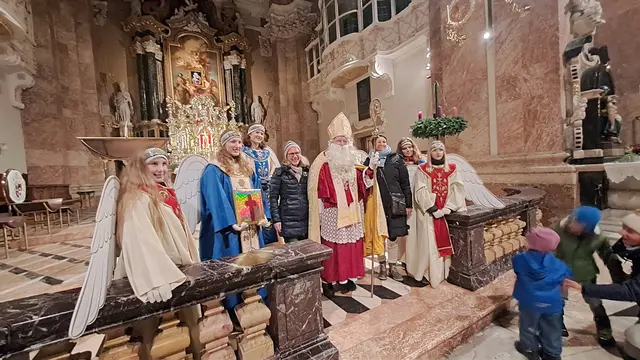 Gelebte Tradtion: Der Umzug führt von der Pfarrkirche über den Inn in die Altstadt bis zum Dom. | Foto: Jugendrotkreuz Tirol|Wolfgang Egger
