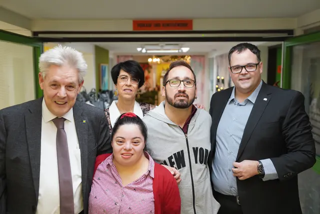 Landtagsabgeordneter Hermann Hauer, Leiterin Barbara Fürtbauer-Vecchioni, Ali Önveren, Nationalratsabgeordneter Thomas Elian und Helin Acikgöz.