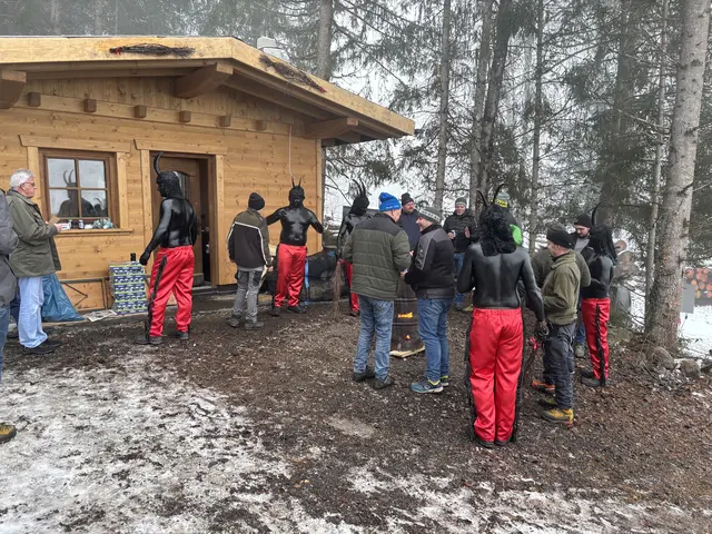Ausgangspunkt am Waldrand: "Angruaßelt" wurde heuer bei der neuen Tuiflhütte. Von hier aus startet die Tour durch das Dorf.