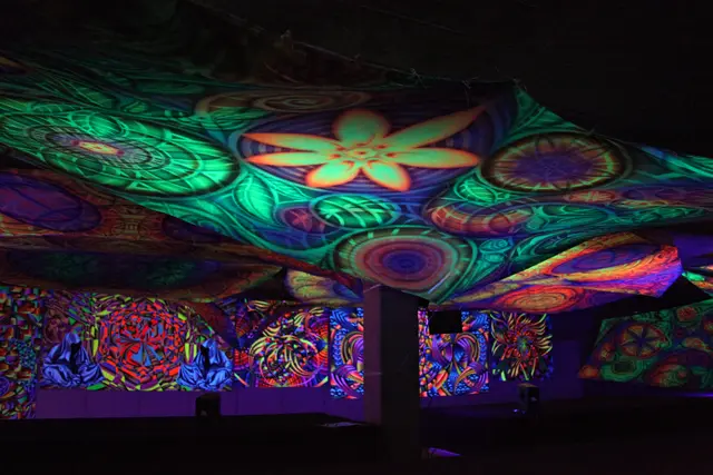 Simon Hafele (Psypix) zeigt großflächige Bild-Rauminstallationen, die das ehemalige M-Preis-Lokal bespielen.