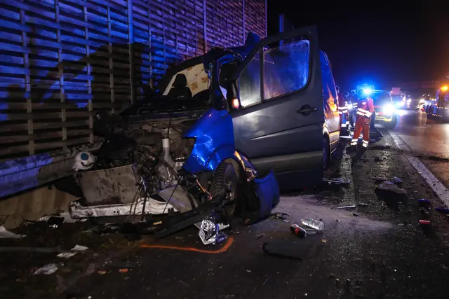 Nach einem Crash mit einem Pkw auf der A8 bei Wels wird ein Kleintransporter an der Lärmschutzwand regelrecht zerfetzt. | Foto: laumat.at