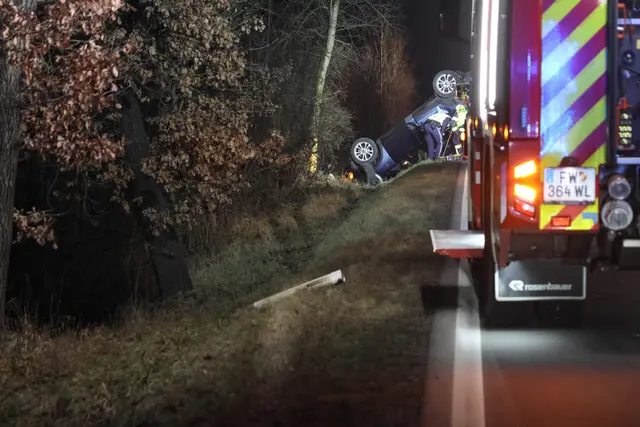 Auf der B1 in Gunskirchen kommt ein Ford am 5. Dezember von der Straße ab, fährt über die Böschung und überschlägt sich, bevor es gegen einen Baum prallt. | Foto: laumat.at