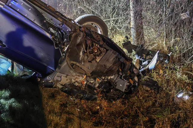 Auf der B1 in Gunskirchen kommt ein Ford am 5. Dezember von der Straße ab, fährt über die Böschung und überschlägt sich, bevor es gegen einen Baum prallt. | Foto: laumat.at