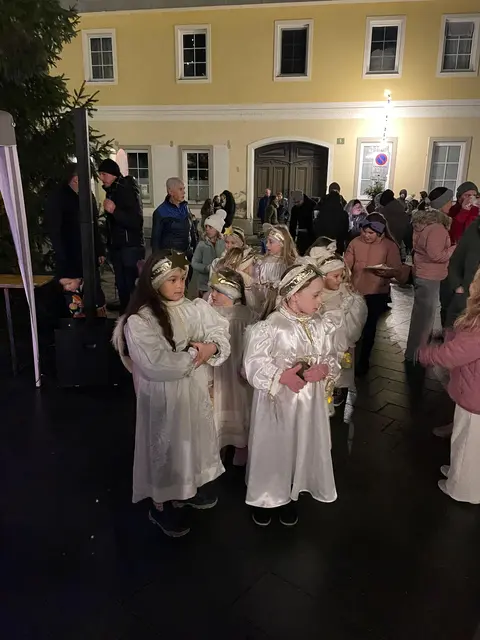 ...beim Christbaum gewartet hatten,... | Foto: Günther Koch