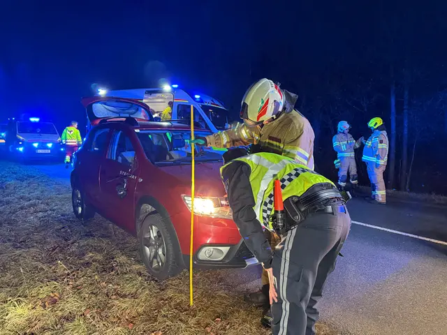Eine 24-jährige Pkw-Lenkerin stieß mit einem 56-jährigen Fußgänger zusammen, der neben der Straße am unteren Hang lag. | Foto: ZOOM.Tirol