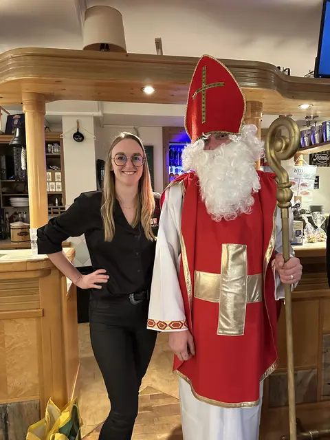 Der Nikolaus verteilte Geschenke an die Besucher des Flohmarktes