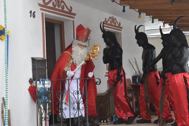 Sobald der Nikolaus das Haus verlässt, bestimmen die Tuifl und Bären das Geschehen ... und sorgen dafür, dass die Kinder auch im folgenden Jahr brav bleiben.