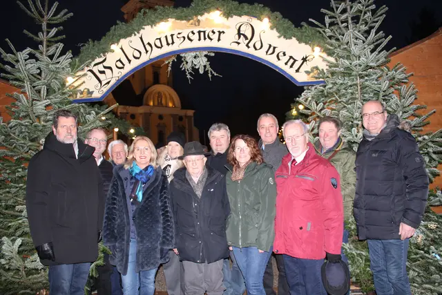 Foto mit Veranstaltern und Ehrengästen am späten Samstag-Nachmittag nach der offiziellen Eröffnung des 21. Waldhausener Advents. | Foto: MeinBezirk Perg/Köck