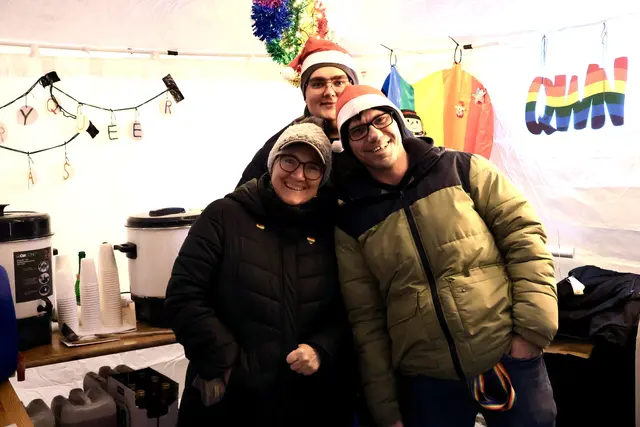 Die Vereinsmitglieder von QWN schenkten an zwei Tagen Punsch aus und schufen einen Ort der Gemeinschaft. | Foto: Schauer