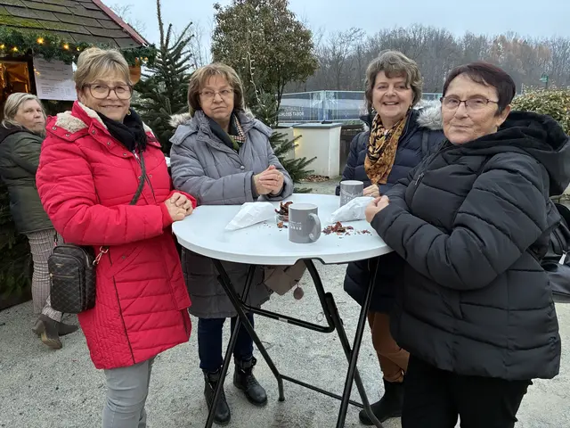 Freundliche Damenrunde im Schlosshof. | Foto: Anna Maria Kaufmann