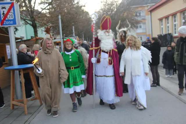 Weihnachtliche Gestalten beim Laternenzug. | Foto: Raimund Mold